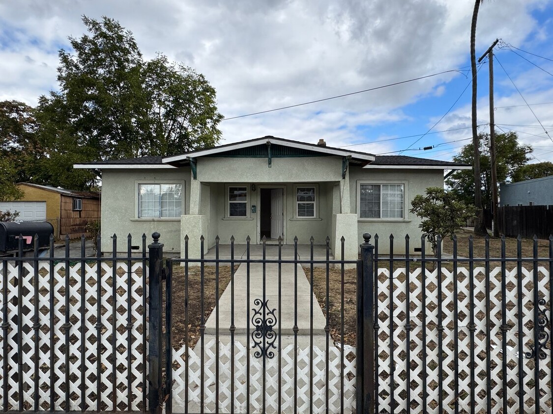 Foto principal - Charming 3-Bedroom Home with Spacious Yard...