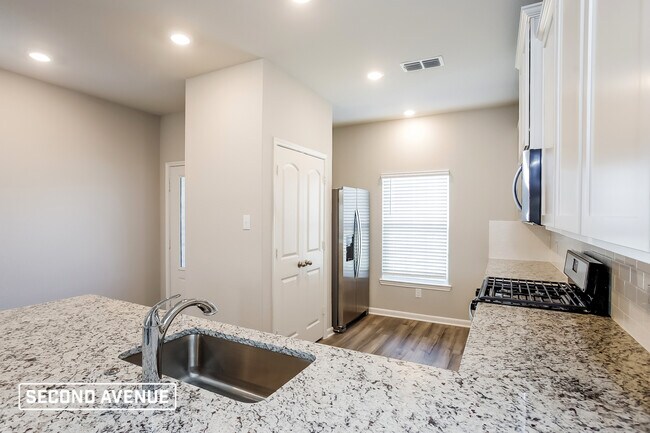 Foto del edificio - 2017 Jeanine Dr