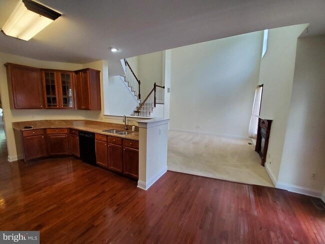 Building Photo - 102 Burnet Crescent