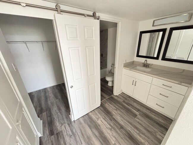 Building Photo - Stunning 2-Bed, 2-Bath High-Rise Residence...
