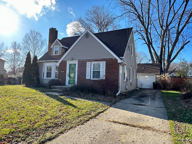 Building Photo - 1006 S Wisner-Charming Single Family Home