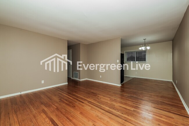 Foto del edificio - 5025 Ballard Dr