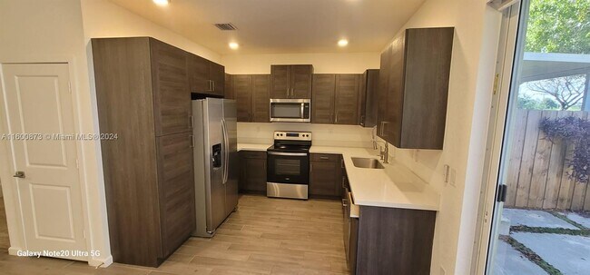 Foto del edificio - 2459 SE 10th St
