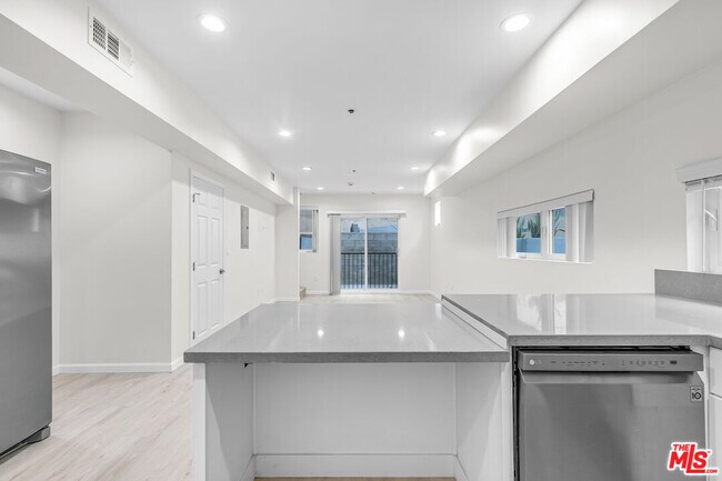 Foto del edificio - 1409 N Hobart Blvd