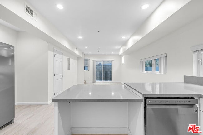 Building Photo - 1409 N Hobart Blvd
