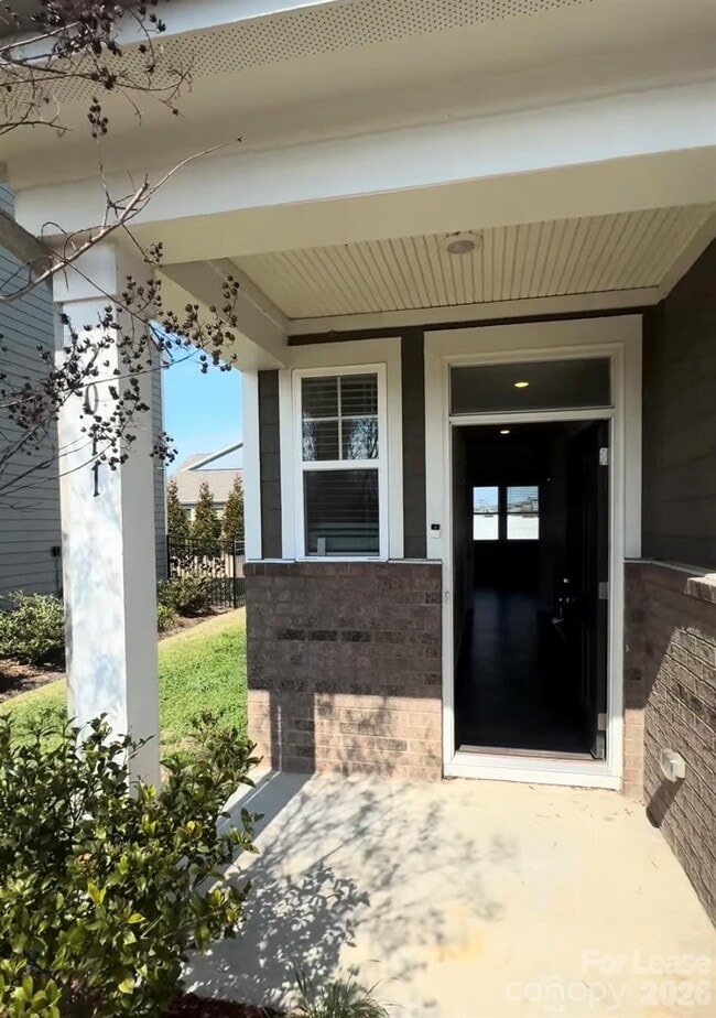 Building Photo - 2011 Weddington Pointe Dr