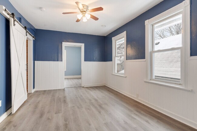 main living area 2 - 1035 Victoria St N
