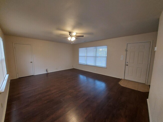 Foto del edificio - 404 Oakhill Dr
