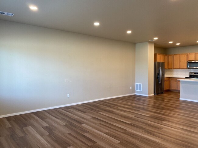 Building Photo - Beautiful Townhome 3-Bedroom / 2.5-Bath Ne...