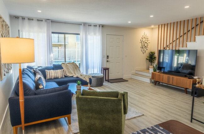 Building Photo - 2415 Los Patos Dr