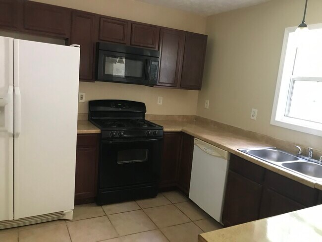 Kitchen - 4612 Egret Ct