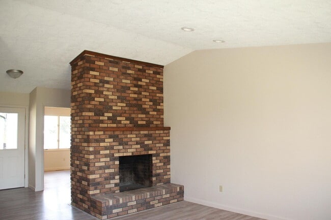Building Photo - "Charming 3-Bedroom Retreat with 2 Full Baths in the Heart of Billings!"