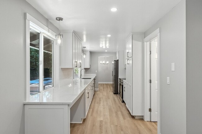 Building Photo - Beautifully Remodeled One Level 3 Bedroom,...
