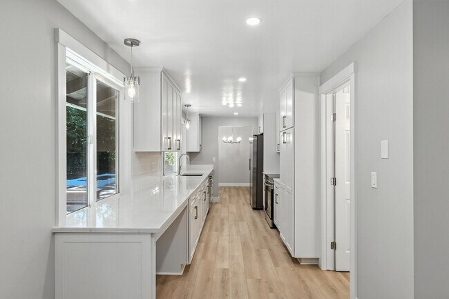 Foto del edificio - Beautifully Remodeled One Level 3 Bedroom,...
