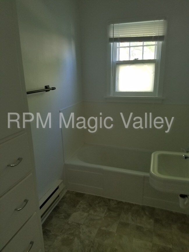 Building Photo - Great Country house with room for your horse.