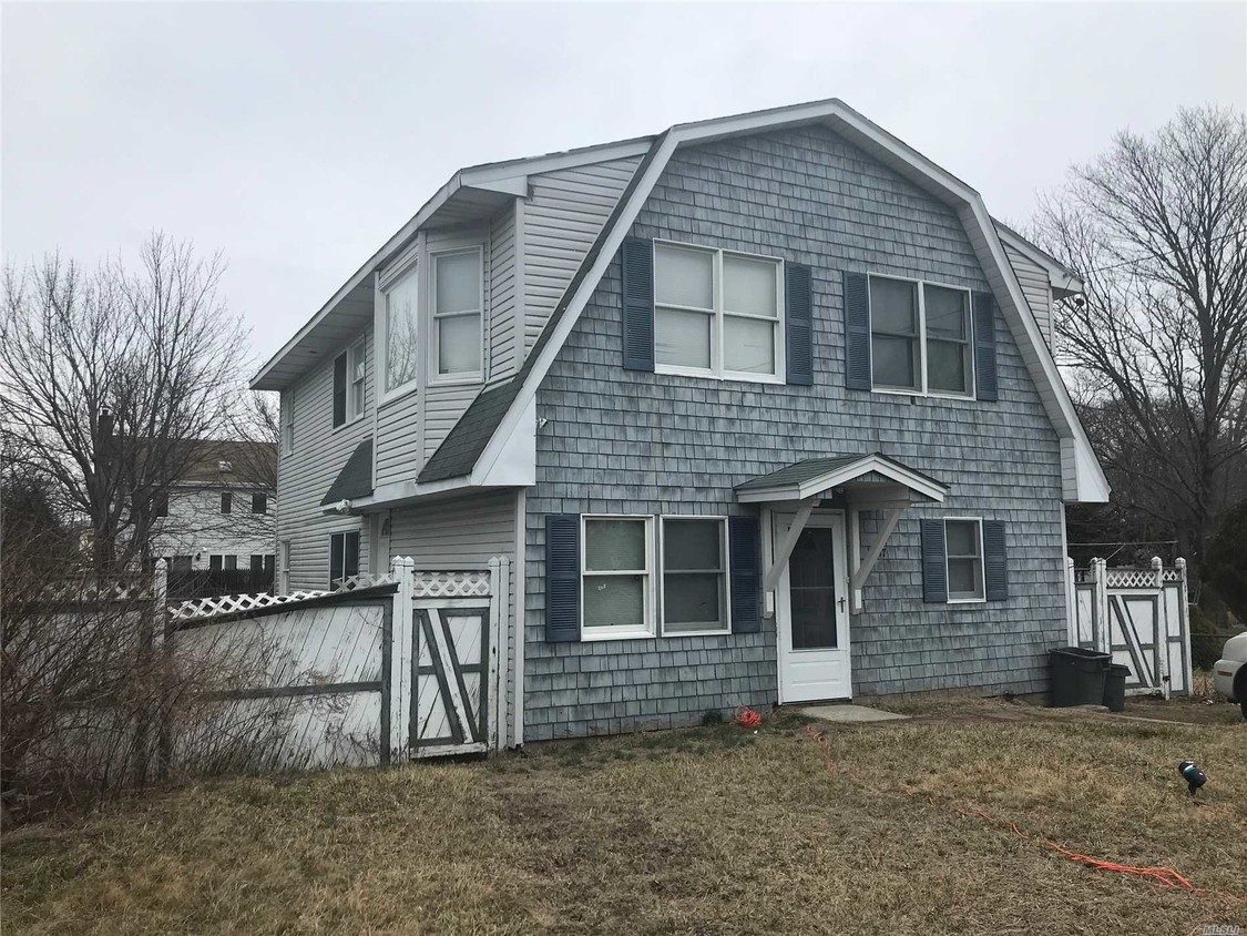 Primary Photo - 17 Seymour Dr