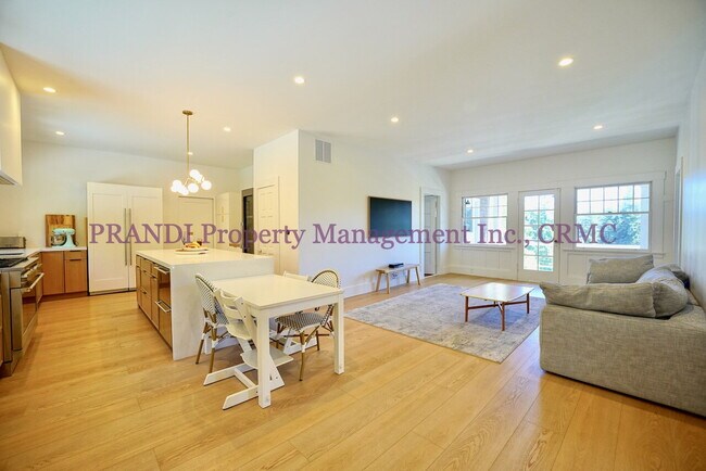 Building Photo - Classic, Modern and Private Home with Fres...