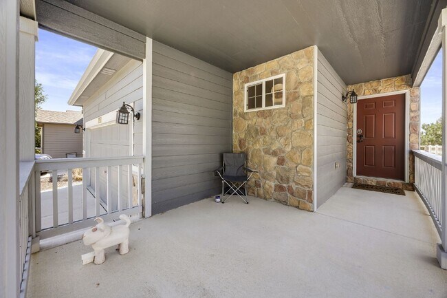Foto del edificio - Bright and spacious 3 bed/2.5bath + unfini...