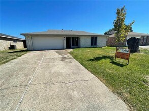 Building Photo - 608 Coolwood Ln