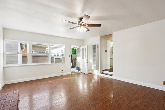 Foto del edificio - 8426 Alverstone Ave