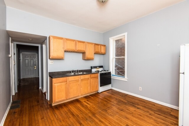 Foto del edificio - 2131 W Division St