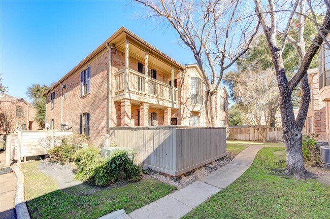 Building Photo - 2255 Braeswood Park Dr