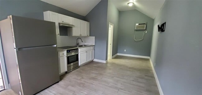 Building Photo - 5710 Dorbrandt St