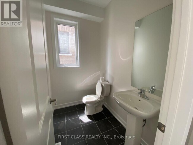 Building Photo - 52 Mallery St