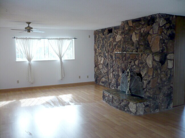 Building Photo - 4 Bed, 2.5 Bath House w/2-Car Garage & Pool
