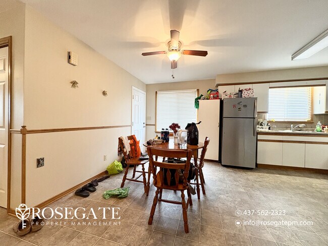 Photo du bâtiment - Spacious 2-Bedroom Main Level Apartment with Garage & Backyard – Welland