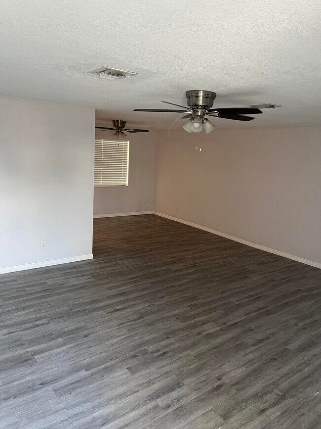 Foto del edificio - 5706 Candlewood St