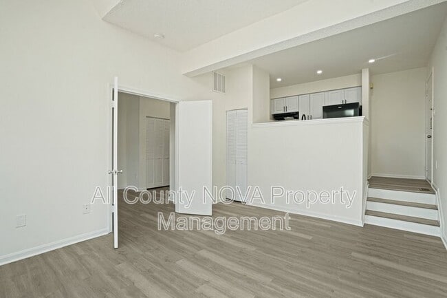 Building Photo - 1611 Carriage House Terrace