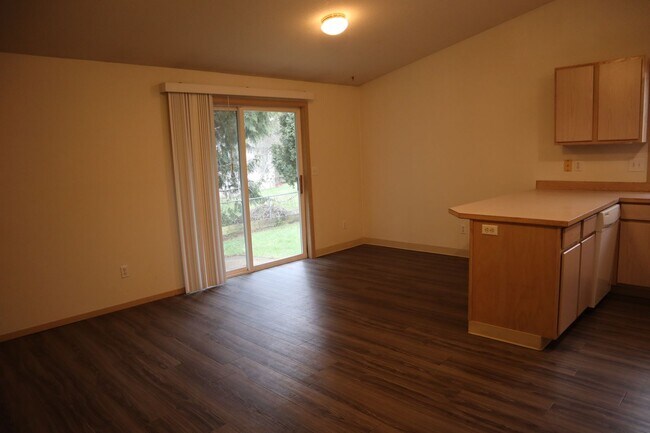 Building Photo - Well Maintained Single Level Woodland Home...