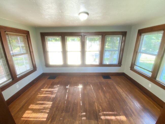 Building Photo - 317 N Madriver St
