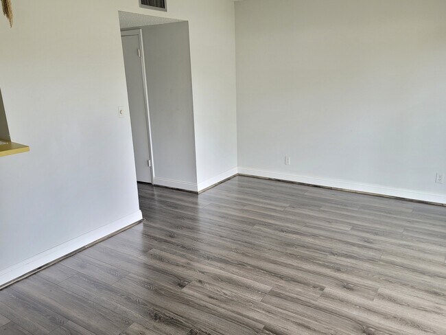 Foto del edificio - 7087 W Sunrise Blvd