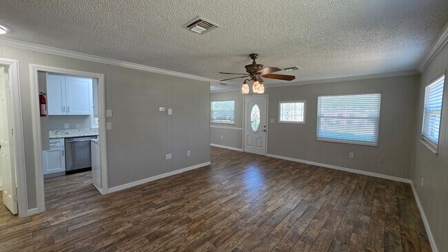 Foto del edificio - 2 bed 1 bath just remodeled