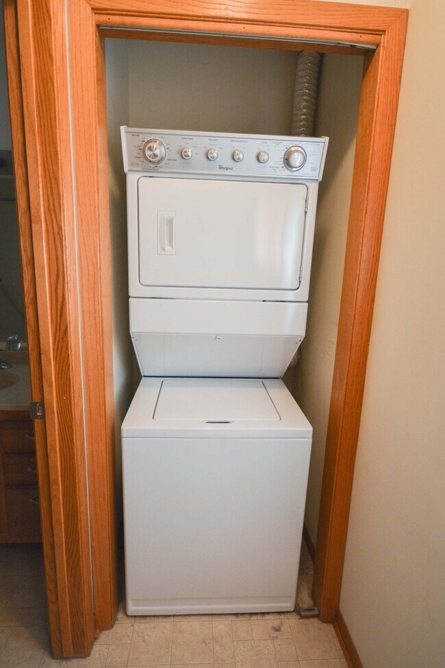 Building Photo - One Level Living in this 2br Townhome!