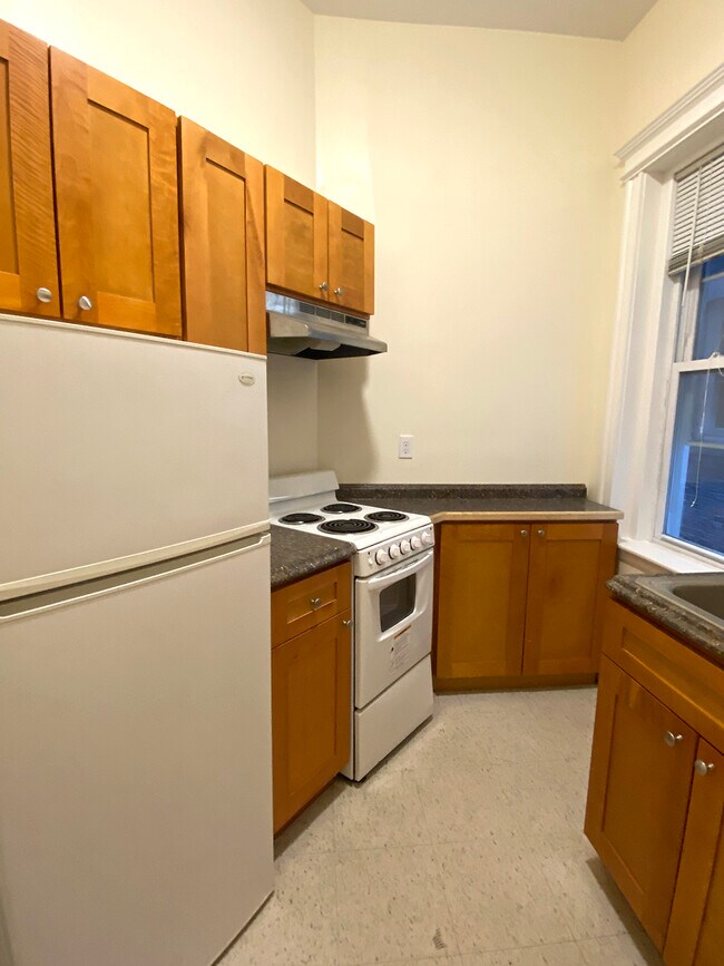 Building Photo - 27 Park Dr