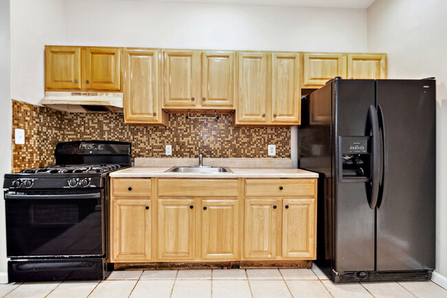 Building Photo - 4 Bedrooms 2 Bathrooms