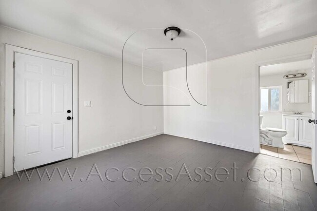 Foto del edificio - Cozy 1 Bed/1 Bath Duplex Home With Amazing Mountain Views In Barstow!