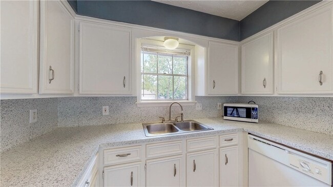 Building Photo - 1000 Holleman Dr