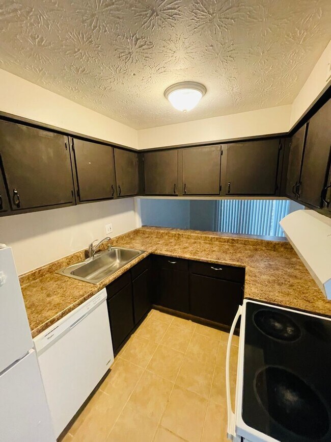 Foto del edificio - Spacious condo close to campuses in Chateau De Ville