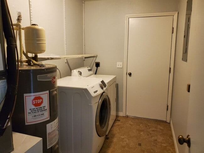 Building Photo - AVAILABLE NOW!  Cozy Home in Fort Myers