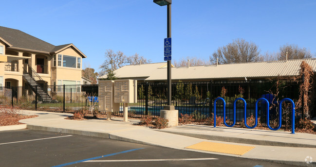 Building Photo - Hartford Square Apartments