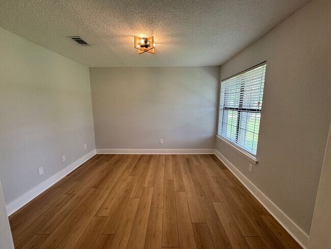 Building Photo - Gulf Breeze - Pineglade - 4 bedroom, 3 bat...