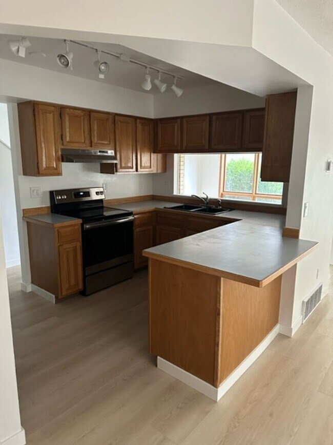 Building Photo - Beautiful Townhome