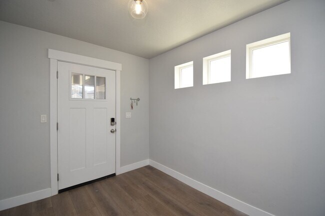 Building Photo - Quiet Family Friendly 4 Bed Home in Bluffdale!!
