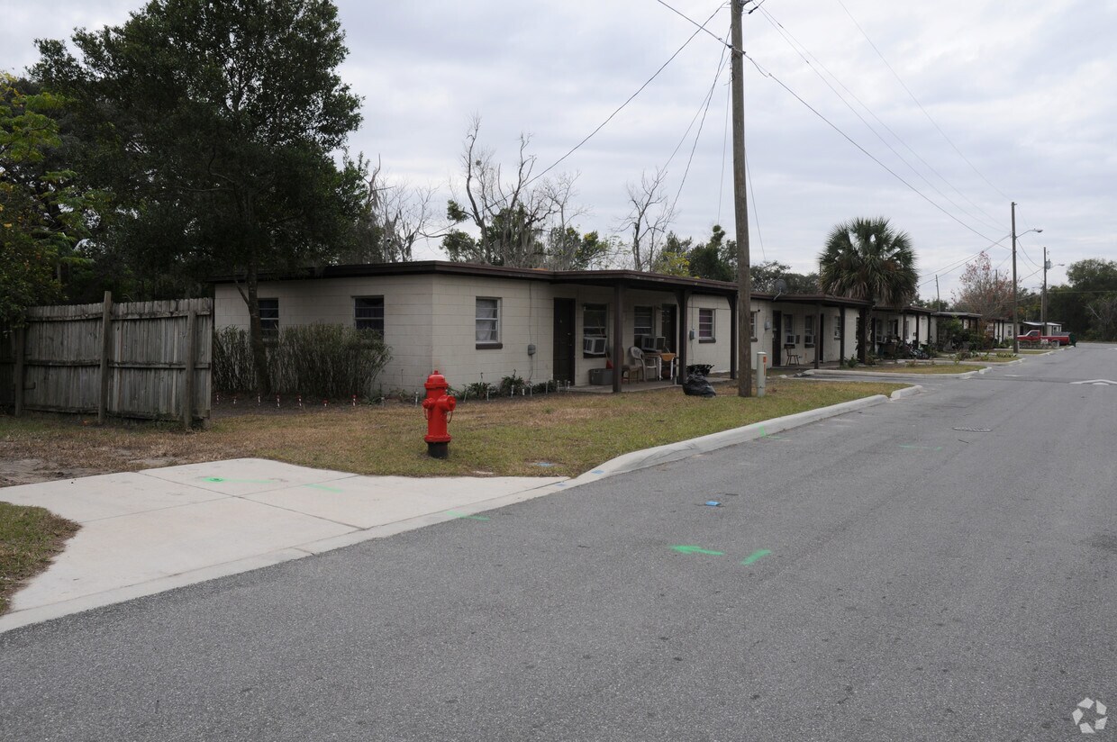 1086 Hibiscus Ct, Tavares, FL 32778 Apartments in Tavares, FL