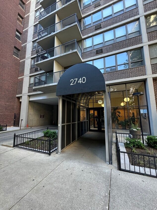 Primary Photo - 2740 N Pine Grove Ave