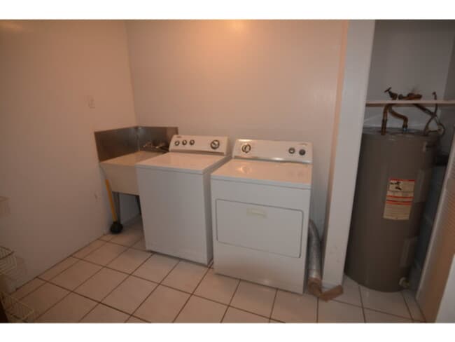 Building Photo - Large Immaculate 4 Bedroom, 2 Bath, 2 Park...